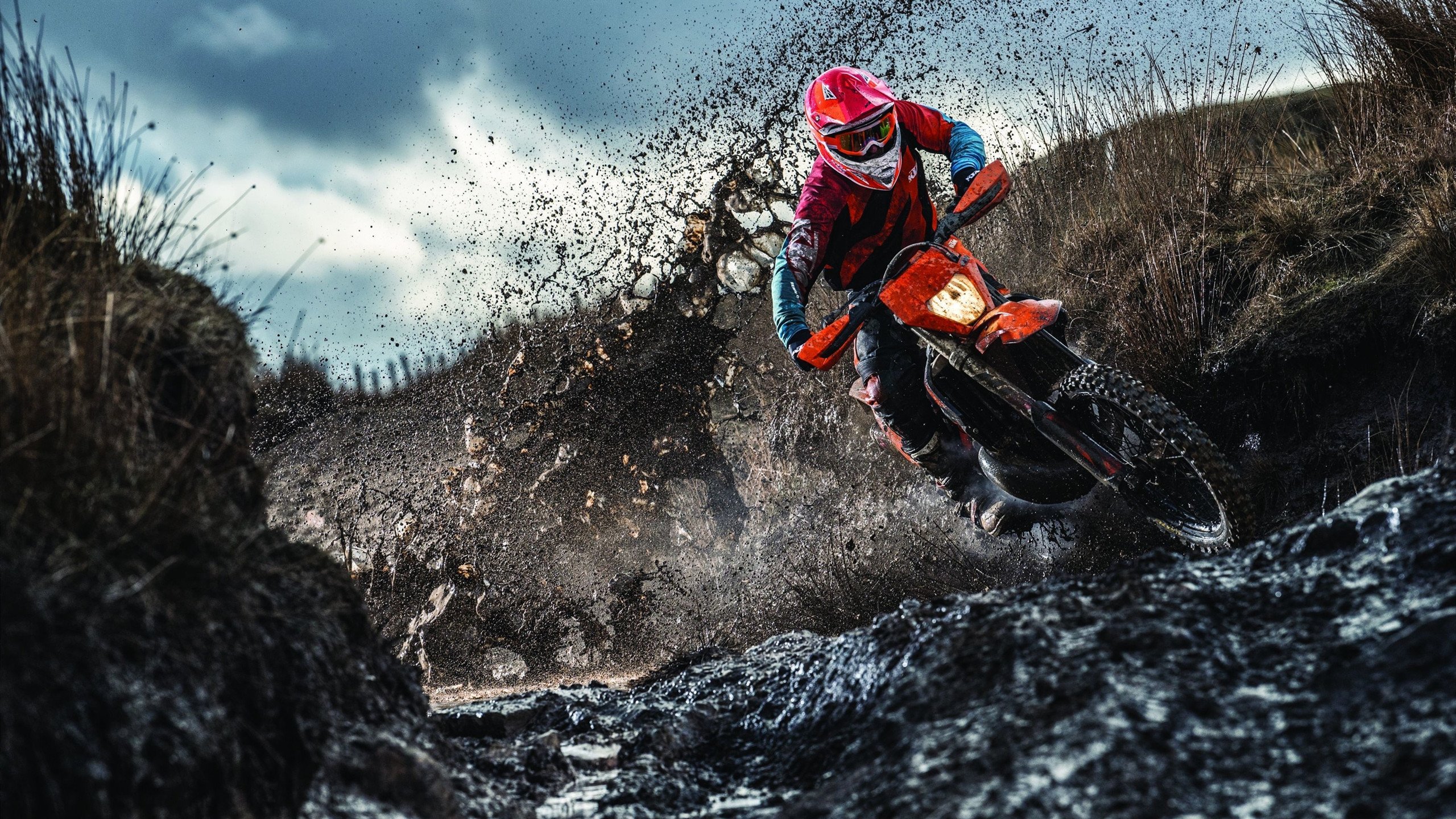 _穿越沙丘的多地越野赛:勇士的荒野之旅_,越野车穿越沙漠视频